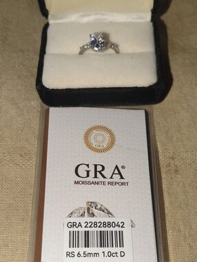 Moissanite Silver Ring with Light Crystal Clear Center Stone $50 Size 7